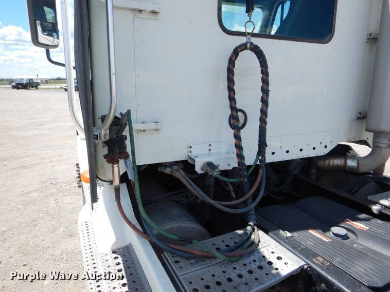 image for item HM9610 2000 Freightliner Century Class  semi truck