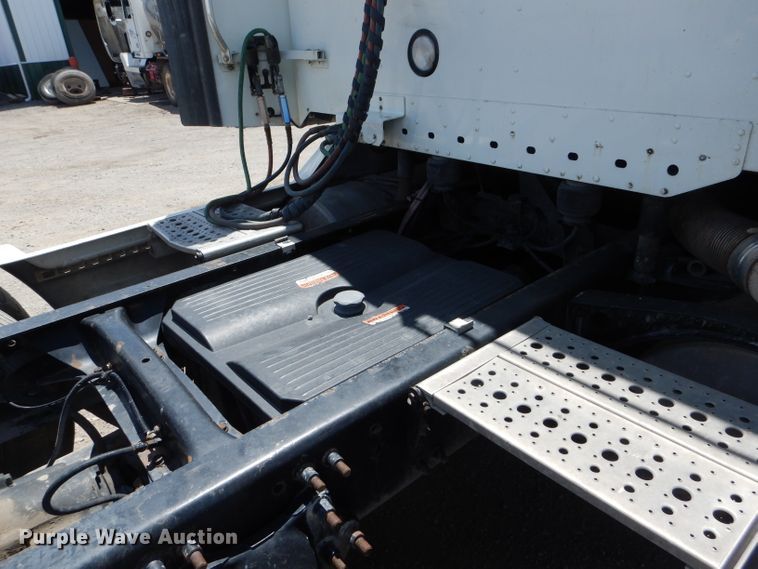 image for item HM9610 2000 Freightliner Century Class  semi truck