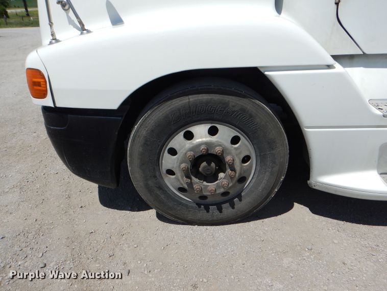 image for item HM9610 2000 Freightliner Century Class  semi truck