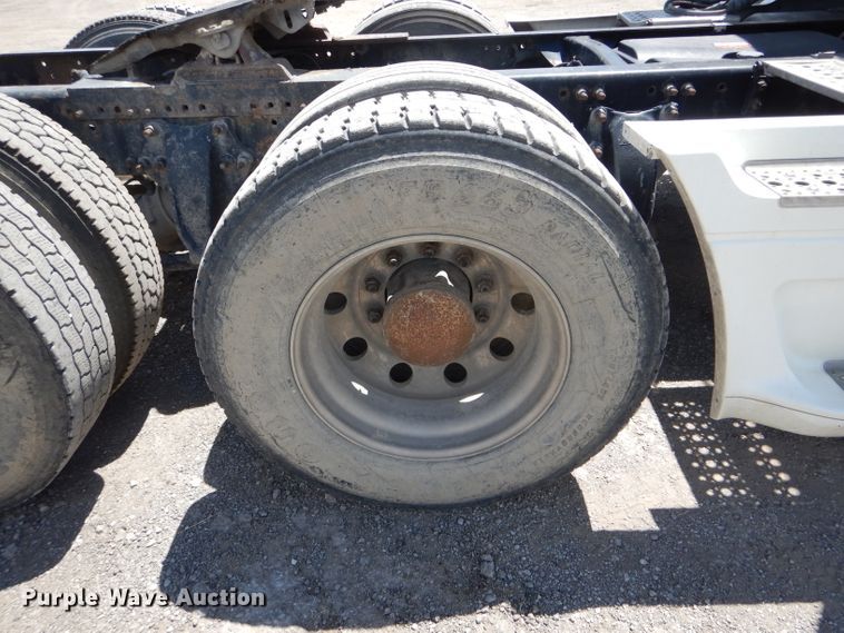 image for item HM9610 2000 Freightliner Century Class  semi truck