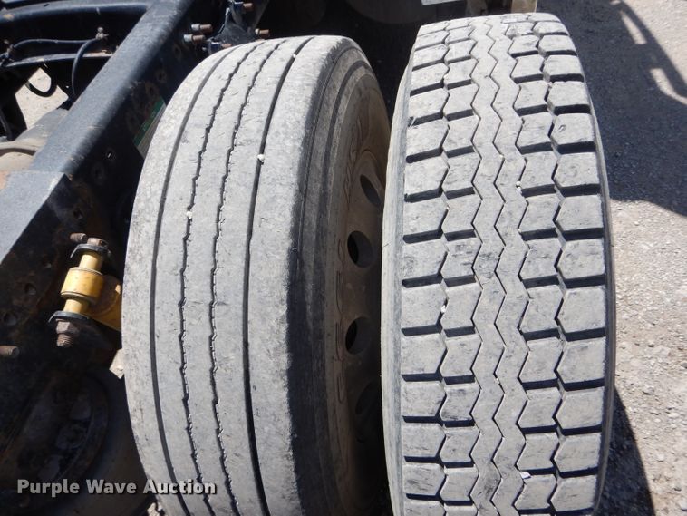 image for item HM9610 2000 Freightliner Century Class  semi truck