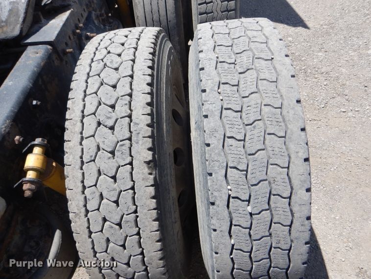 image for item HM9610 2000 Freightliner Century Class  semi truck