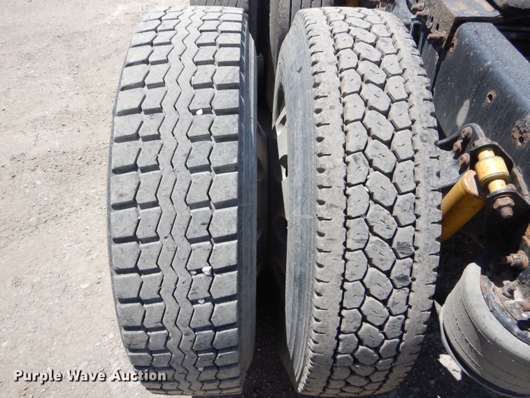 image for item HM9610 2000 Freightliner Century Class  semi truck