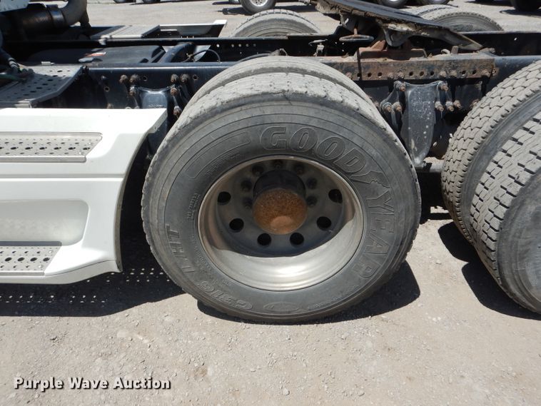 image for item HM9610 2000 Freightliner Century Class  semi truck