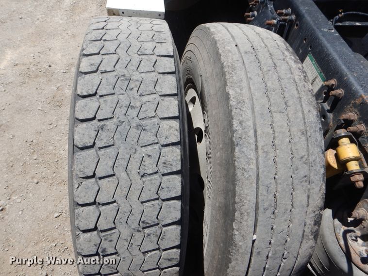 image for item HM9610 2000 Freightliner Century Class  semi truck