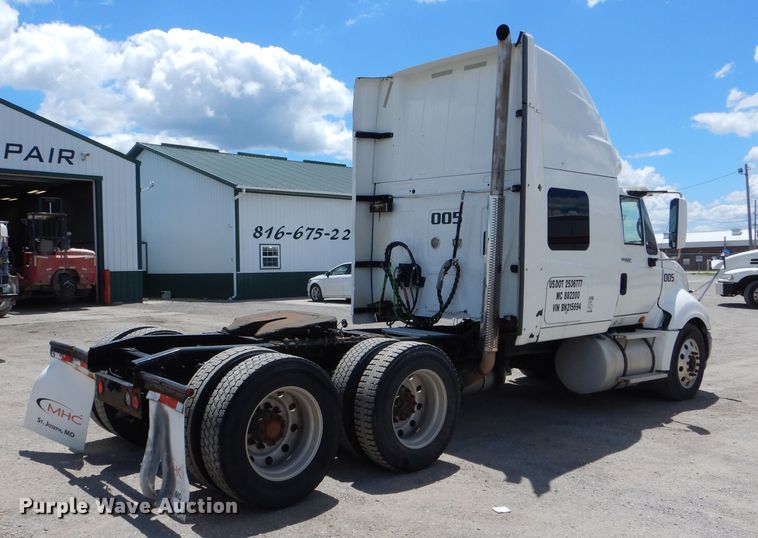 image for item HM9611 2011 International ProStar Premium  semi truck