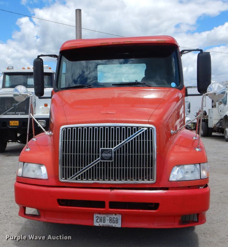 image for item HM9612 1998 Volvo VN  semi truck