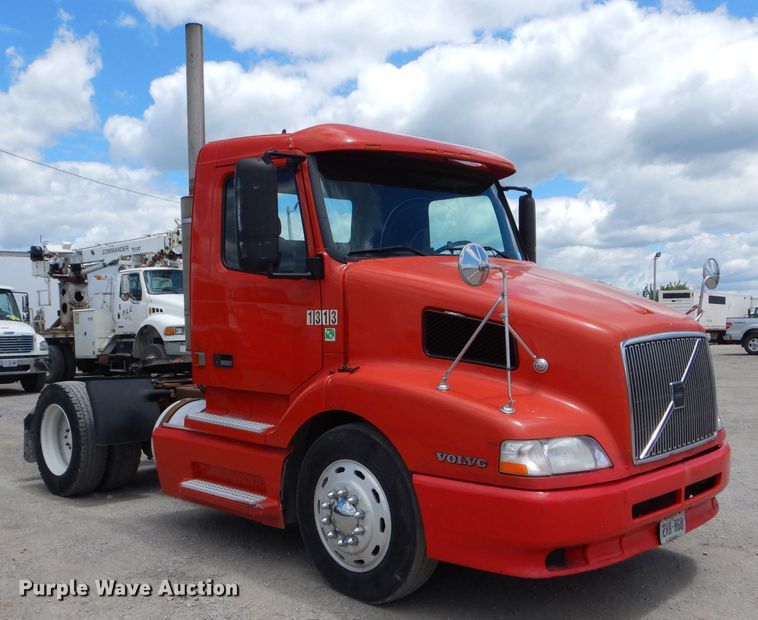 image for item HM9612 1998 Volvo VN  semi truck