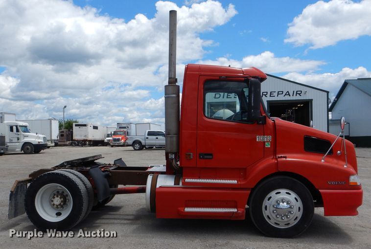 image for item HM9612 1998 Volvo VN  semi truck