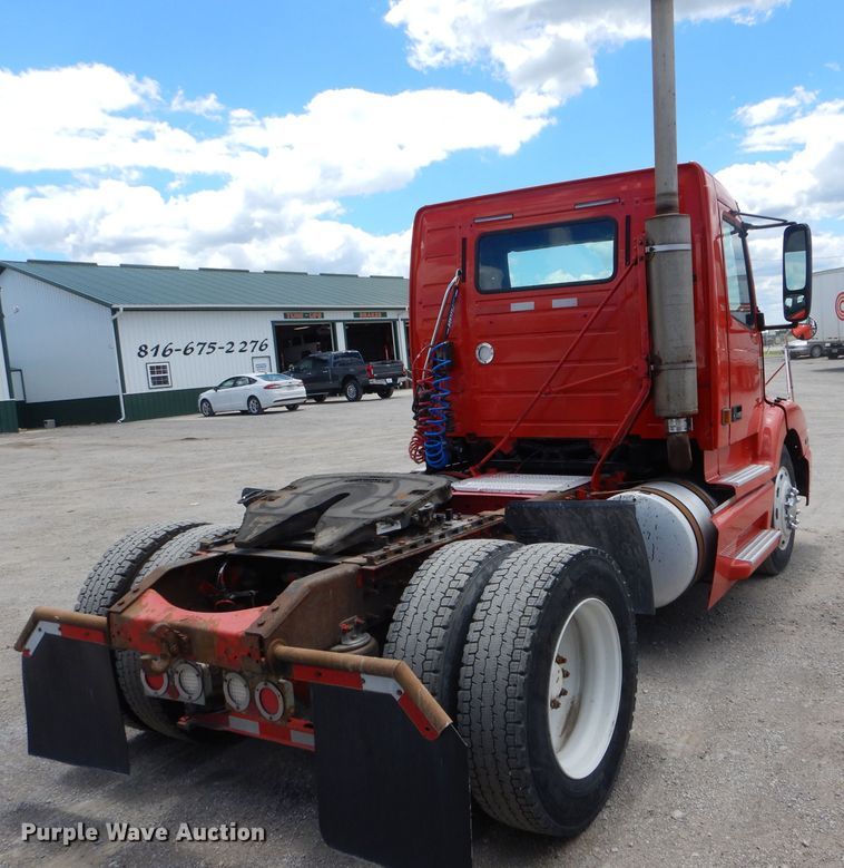 image for item HM9612 1998 Volvo VN  semi truck