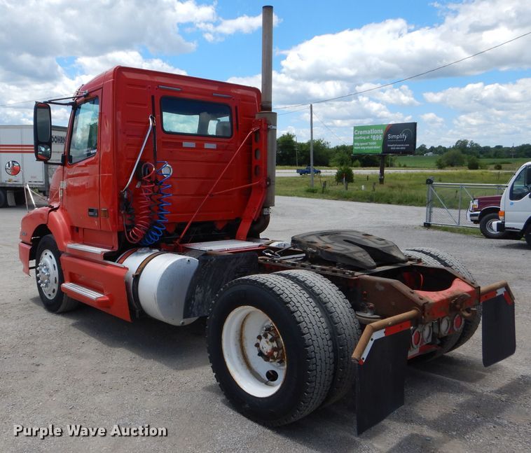 image for item HM9612 1998 Volvo VN  semi truck