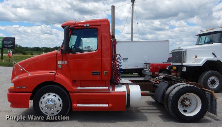 image for item HM9612 1998 Volvo VN  semi truck