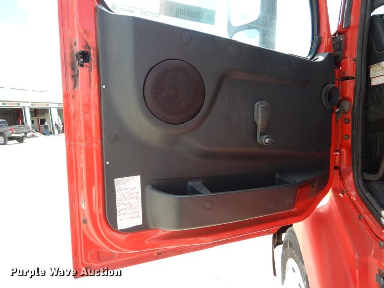 image for item HM9612 1998 Volvo VN  semi truck