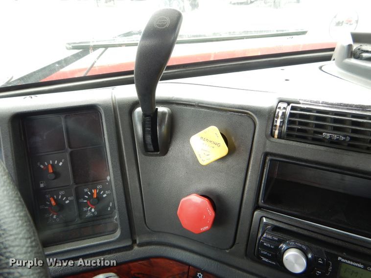 image for item HM9612 1998 Volvo VN  semi truck