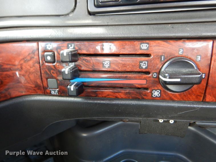 image for item HM9612 1998 Volvo VN  semi truck