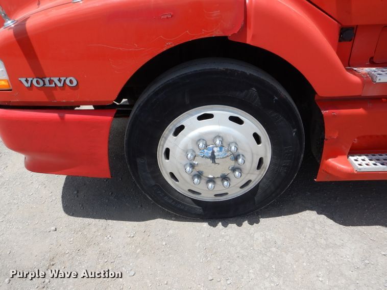 image for item HM9612 1998 Volvo VN  semi truck