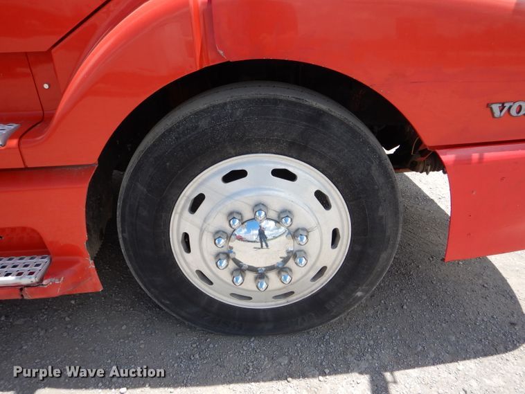 image for item HM9612 1998 Volvo VN  semi truck