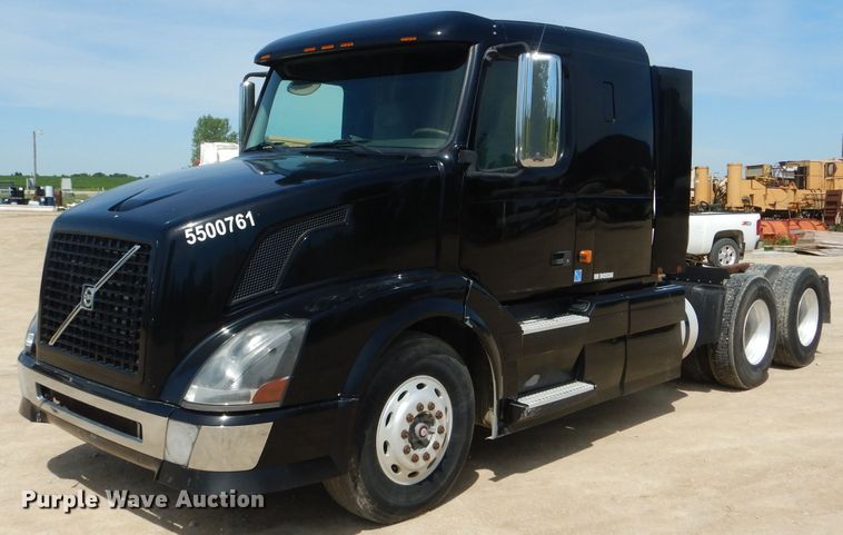 image for item HM9622 2007 Volvo VN  semi truck