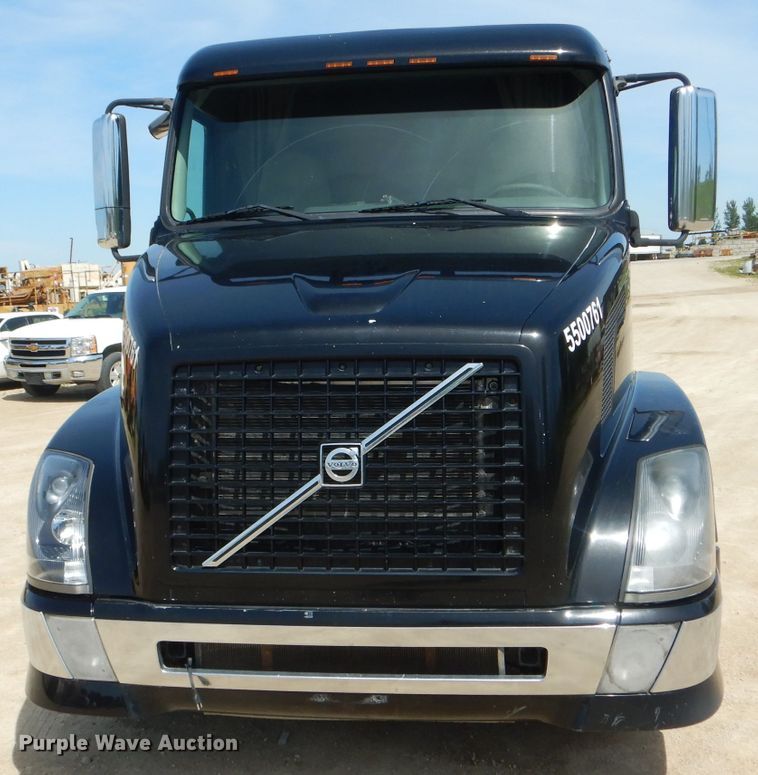 image for item HM9622 2007 Volvo VN  semi truck