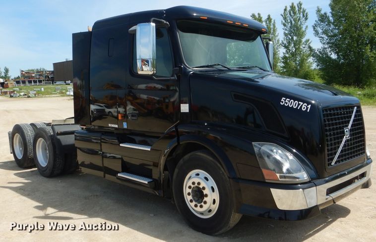 image for item HM9622 2007 Volvo VN  semi truck