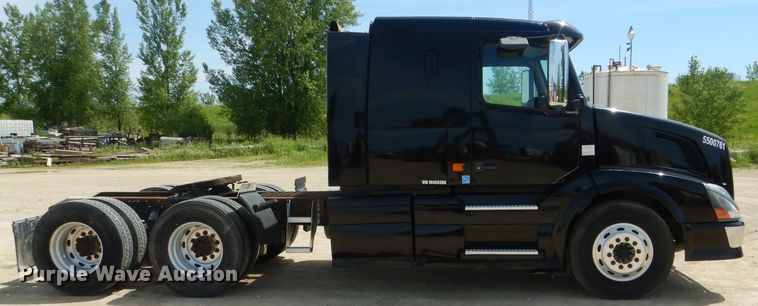 image for item HM9622 2007 Volvo VN  semi truck