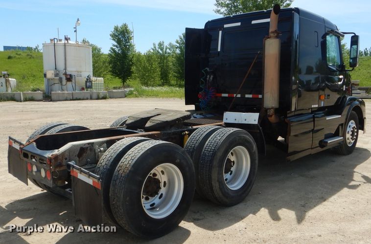 image for item HM9622 2007 Volvo VN  semi truck