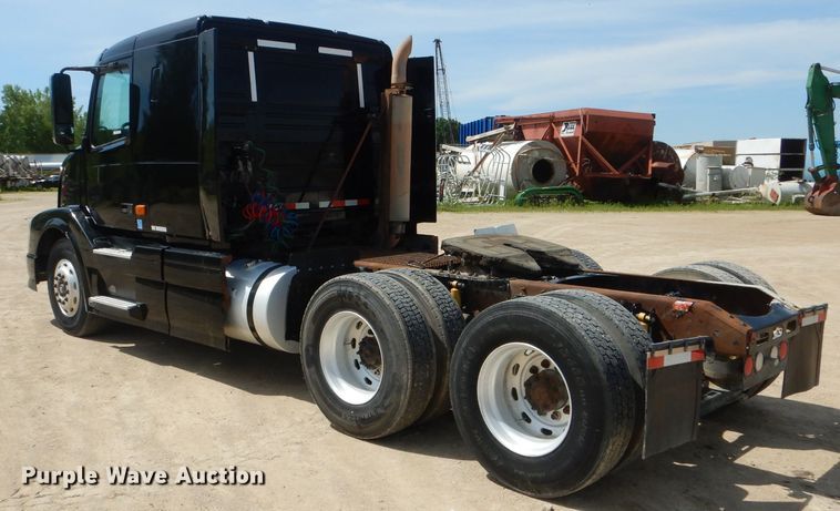 image for item HM9622 2007 Volvo VN  semi truck