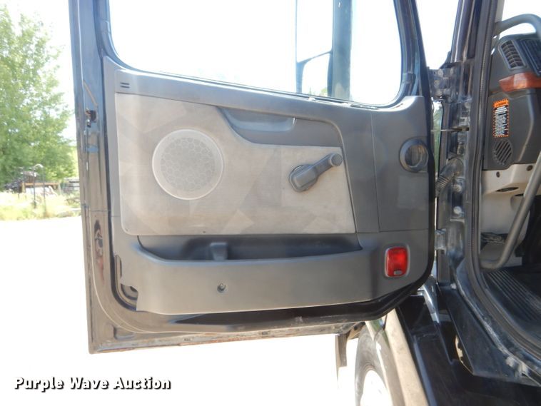 image for item HM9622 2007 Volvo VN  semi truck