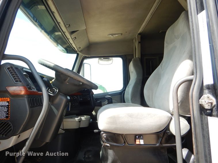 image for item HM9622 2007 Volvo VN  semi truck