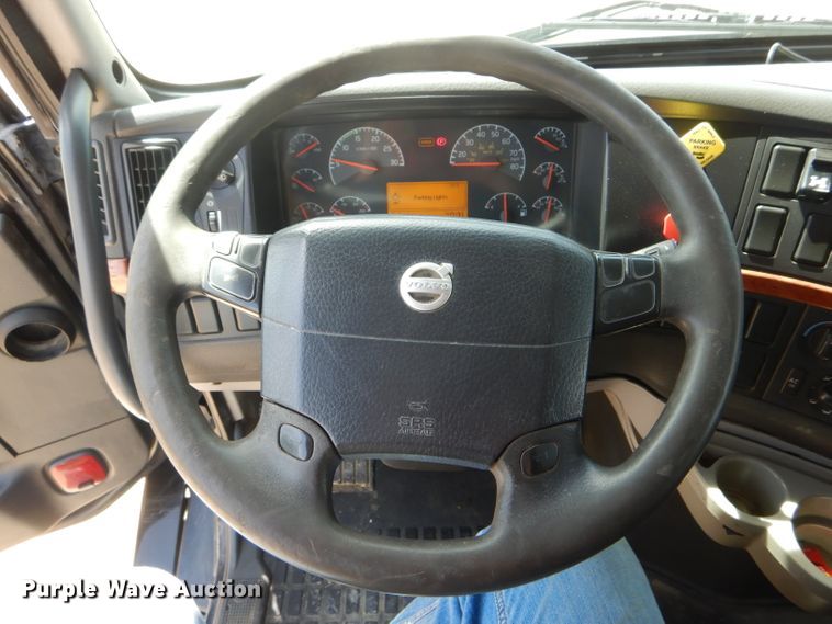 image for item HM9622 2007 Volvo VN  semi truck