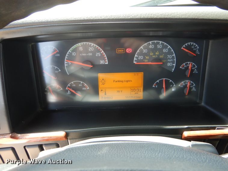 image for item HM9622 2007 Volvo VN  semi truck