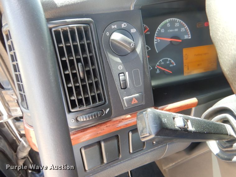 image for item HM9622 2007 Volvo VN  semi truck