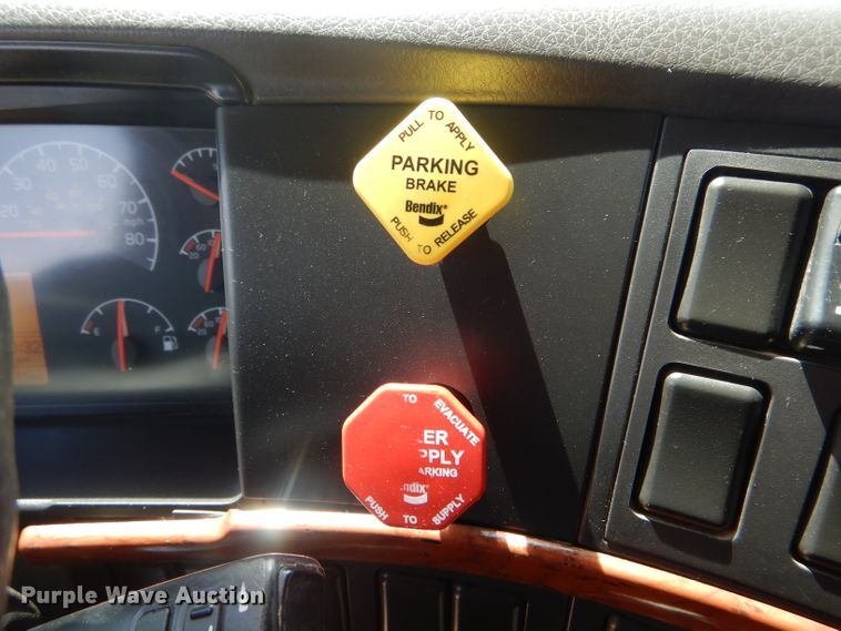 image for item HM9622 2007 Volvo VN  semi truck