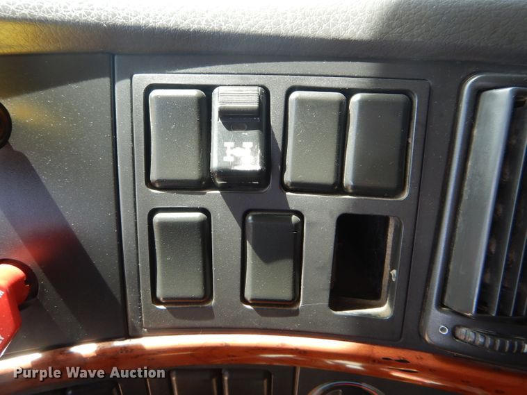 image for item HM9622 2007 Volvo VN  semi truck