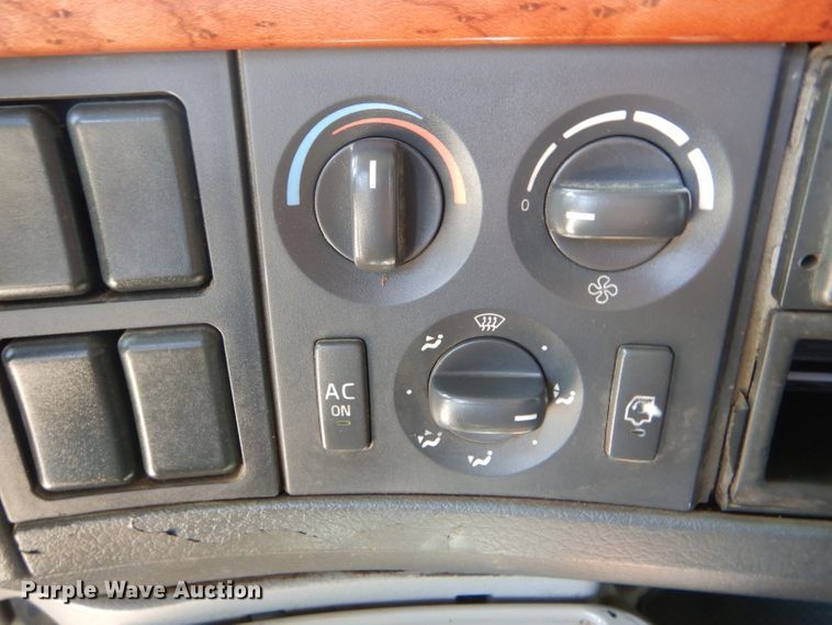 image for item HM9622 2007 Volvo VN  semi truck