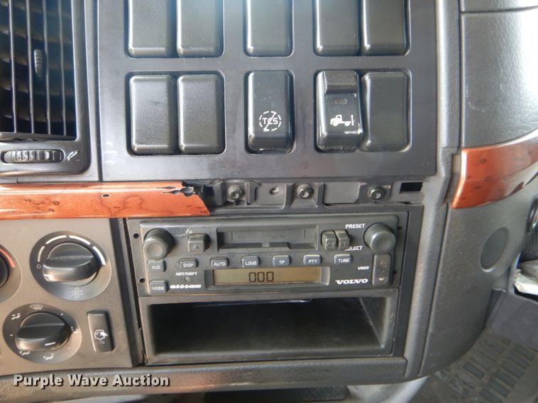 image for item HM9622 2007 Volvo VN  semi truck