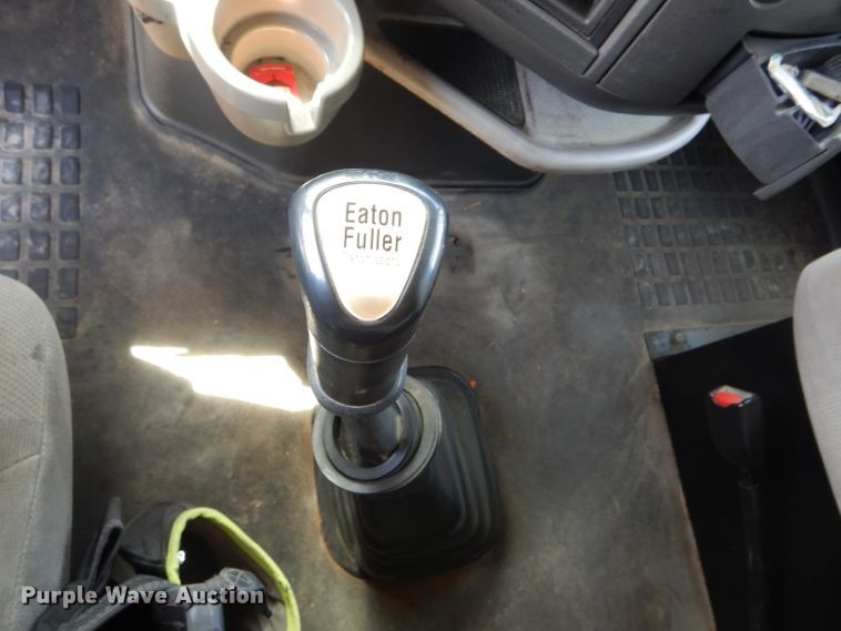 image for item HM9622 2007 Volvo VN  semi truck