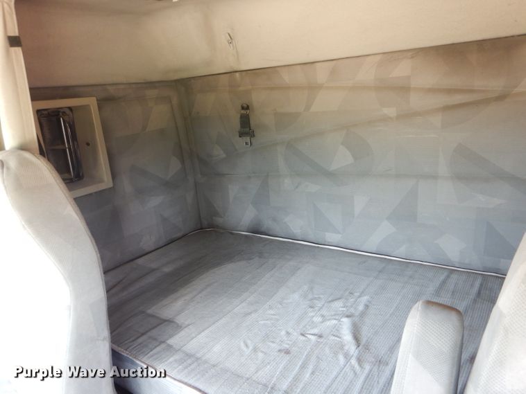 image for item HM9622 2007 Volvo VN  semi truck