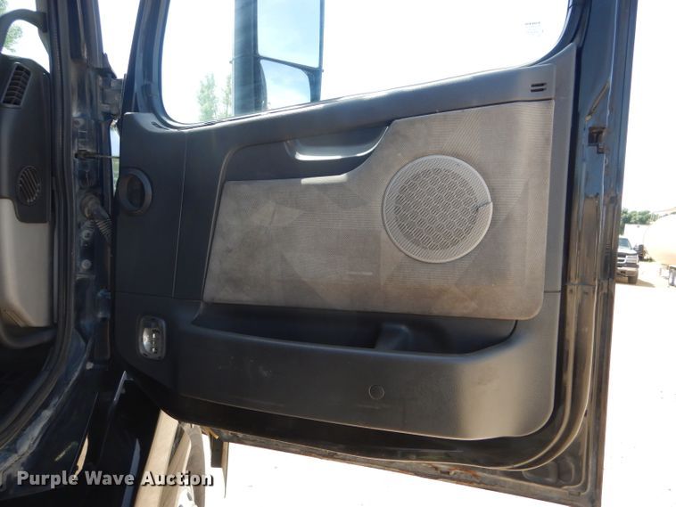 image for item HM9622 2007 Volvo VN  semi truck