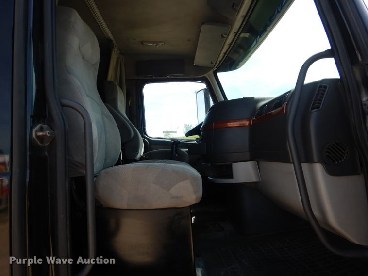 image for item HM9622 2007 Volvo VN  semi truck