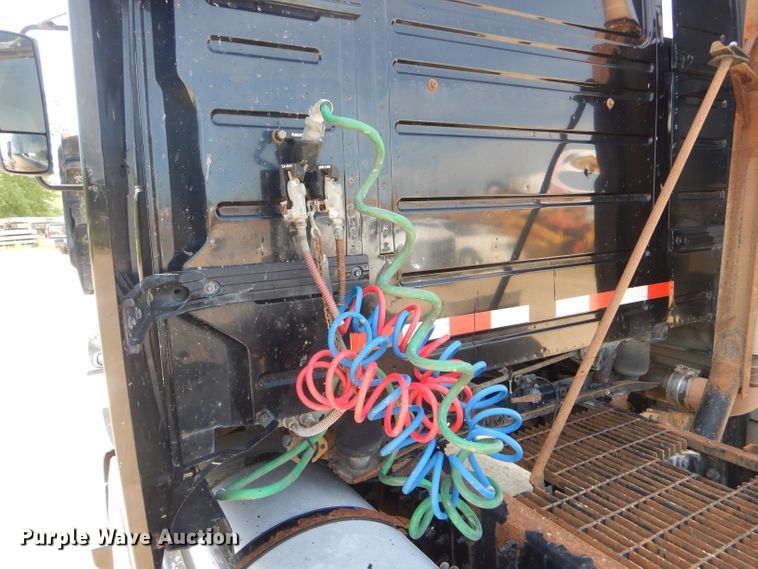 image for item HM9622 2007 Volvo VN  semi truck