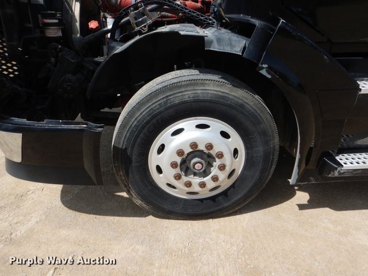 image for item HM9622 2007 Volvo VN  semi truck