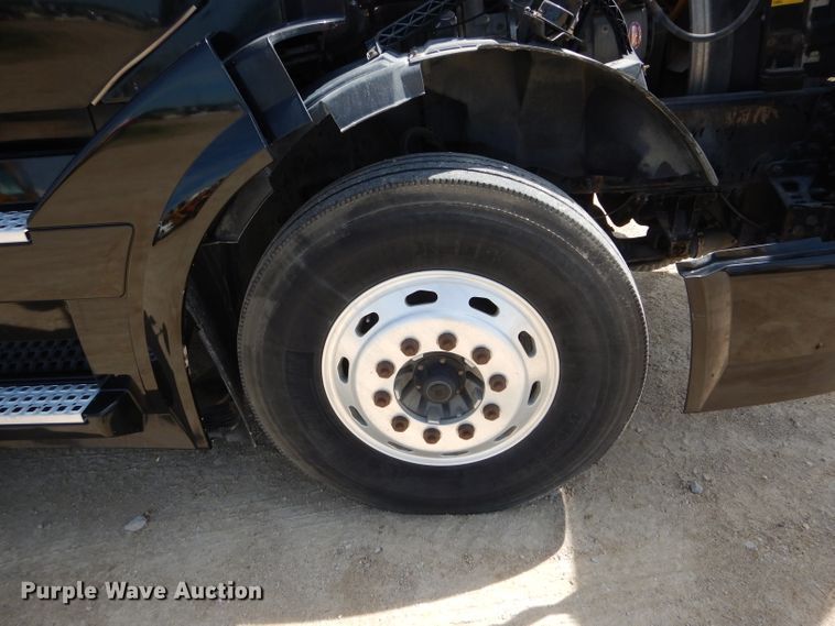 image for item HM9622 2007 Volvo VN  semi truck