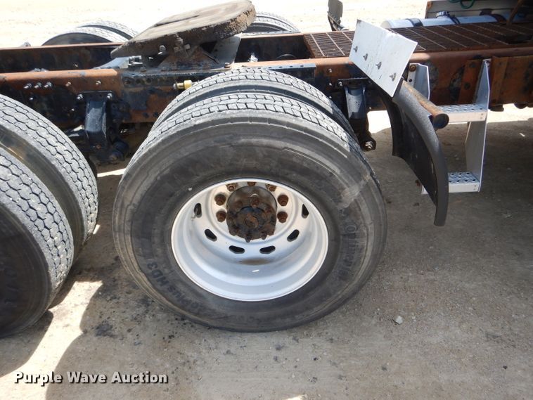 image for item HM9622 2007 Volvo VN  semi truck