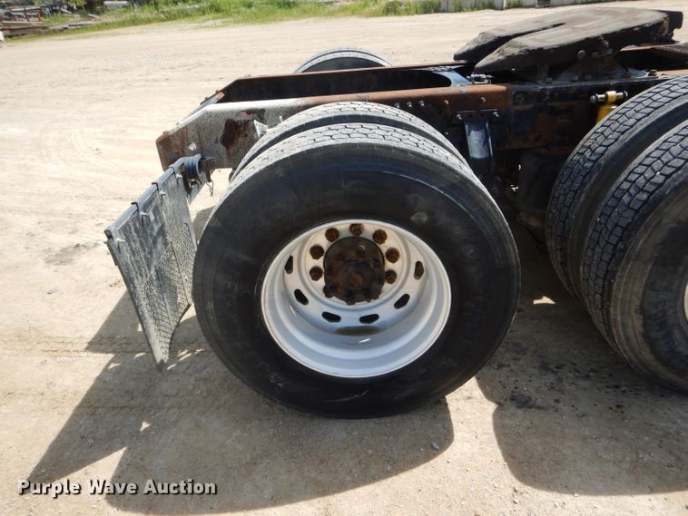 image for item HM9622 2007 Volvo VN  semi truck