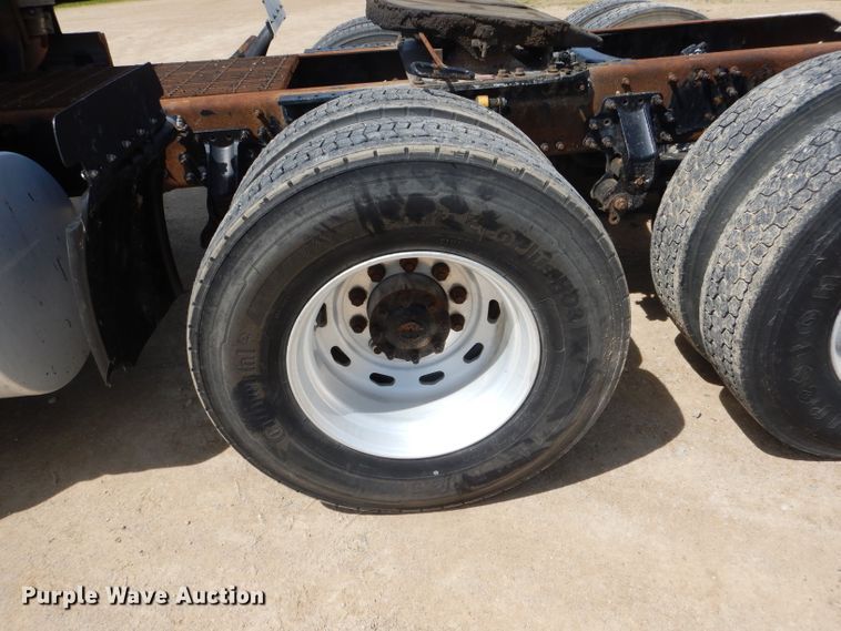 image for item HM9622 2007 Volvo VN  semi truck