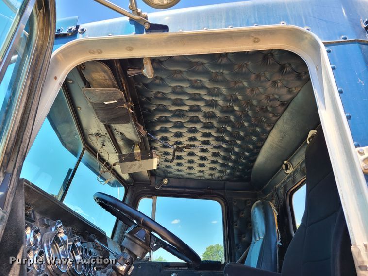 image for item K5937 1987 Kenworth W900  semi truck