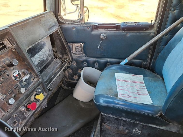 image for item K5937 1987 Kenworth W900  semi truck