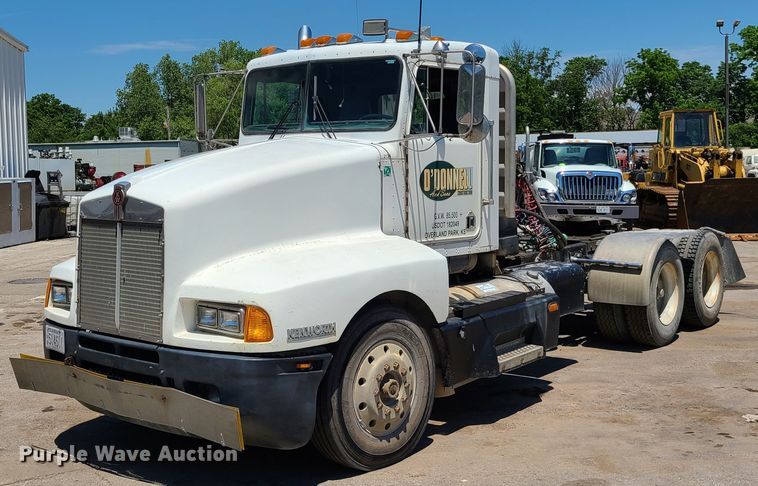 image for item K5940 1987 Kenworth T600  semi truck