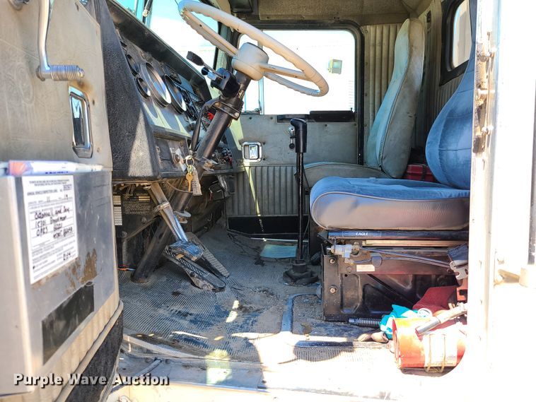 image for item K5940 1987 Kenworth T600  semi truck